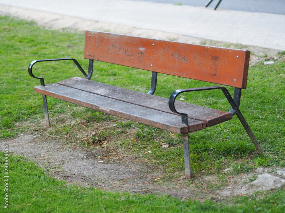 Banco en el parque con suelo gastado Banco en el parque con suelo gastado