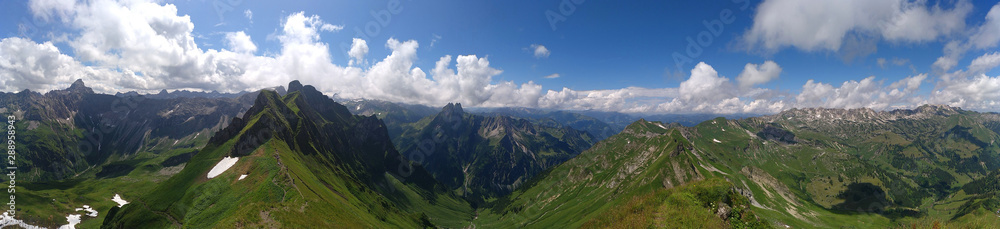 Panoramablick in den Allgäuer Alpen