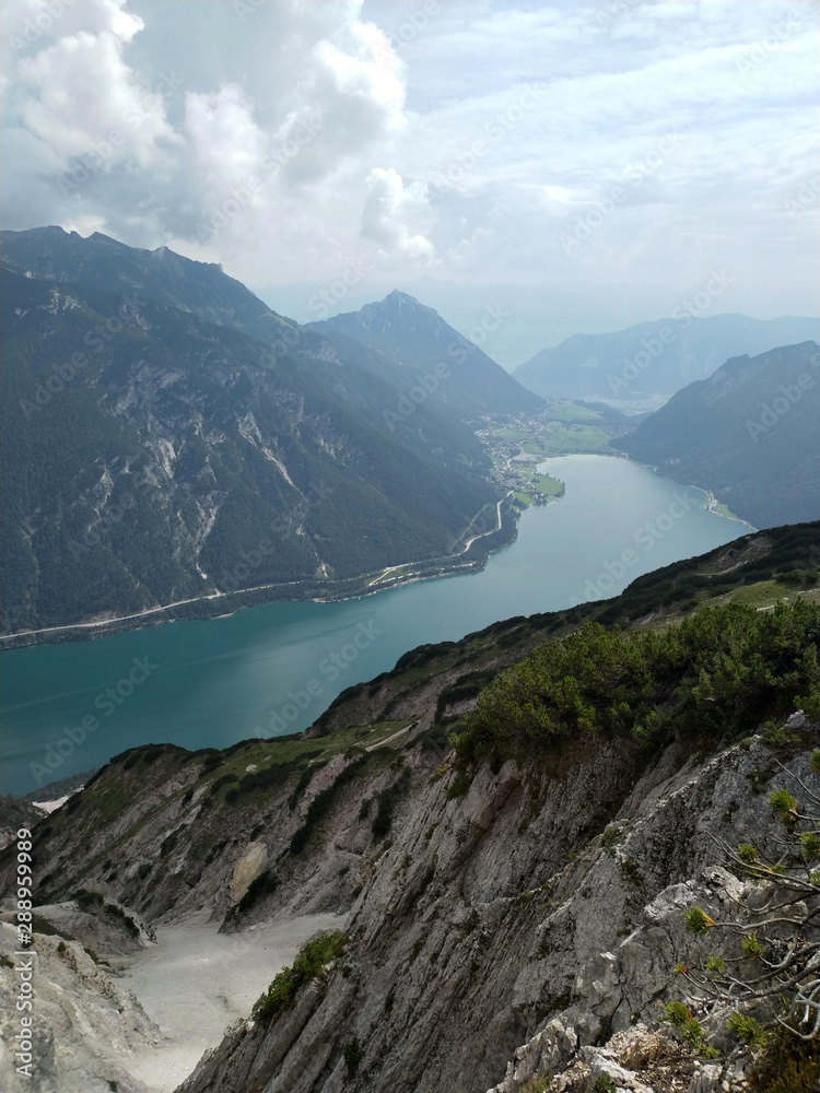 Fototapeta premium Wandern auf die Seebergspitze , über dem Achensee in Tirol
