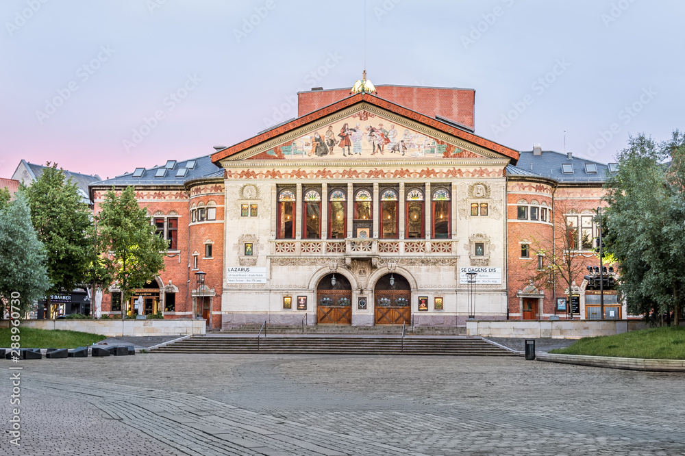 Obraz premium The adorned facade of the Aarhus Theatre and the square in the soft evening light