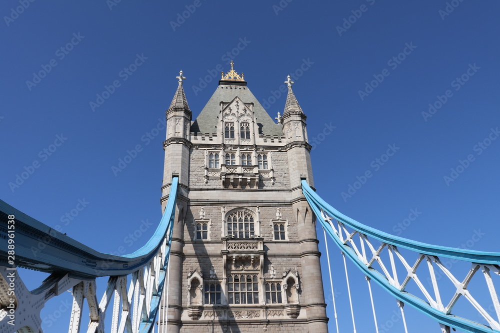 Le pont "Tower Bridge", pont basculant, sur le fleuve Tamise à Londres