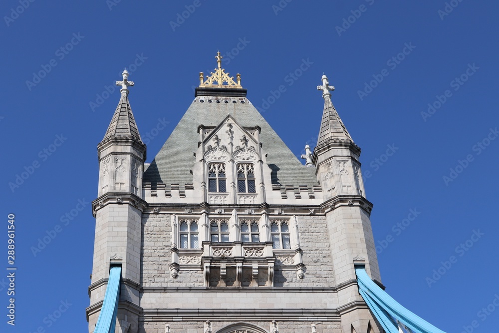 Le pont "Tower Bridge", pont basculant, sur le fleuve Tamise à Londres