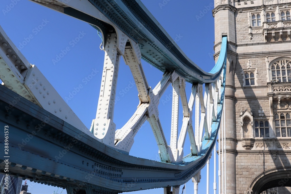 Le pont "Tower Bridge", pont basculant, sur le fleuve Tamise à Londres