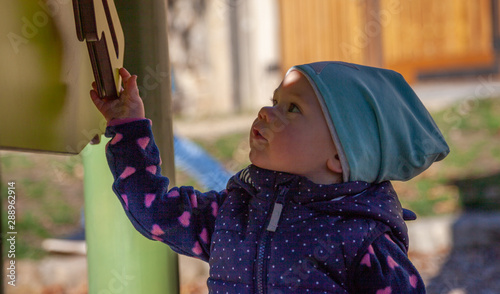 Kind Hannah beim unbeschwerten Spielen auf einem Spielplatz. Das Kindergartenmädchen ist je nach Stimmung aufgeweckt, frech, froehlich, energievoll, eben ein richtig suesses Girly. photo