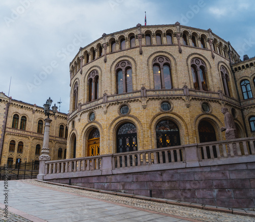 Oslo budynki w mieście Stortinget © Dreamnordno