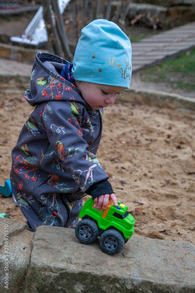 Kind Hannah beim unbeschwerten Spielen in einem Sandkasten. Das Kindergartenmädchen ist je nach Stimmung aufgeweckt, frech, froehlich, energievoll, eben ein richtig suesses Girly. Kind Hannah beim unbeschwerten Spielen in einem Sandkasten. Das Kindergartenmädchen ist je nach Stimmung aufgeweckt, frech, froehlich, energievoll, eben ein richtig suesses Girly.