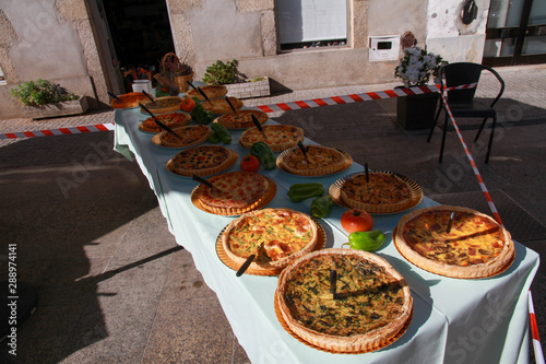 Obraz na płótnie Mesa de quiches w salonie