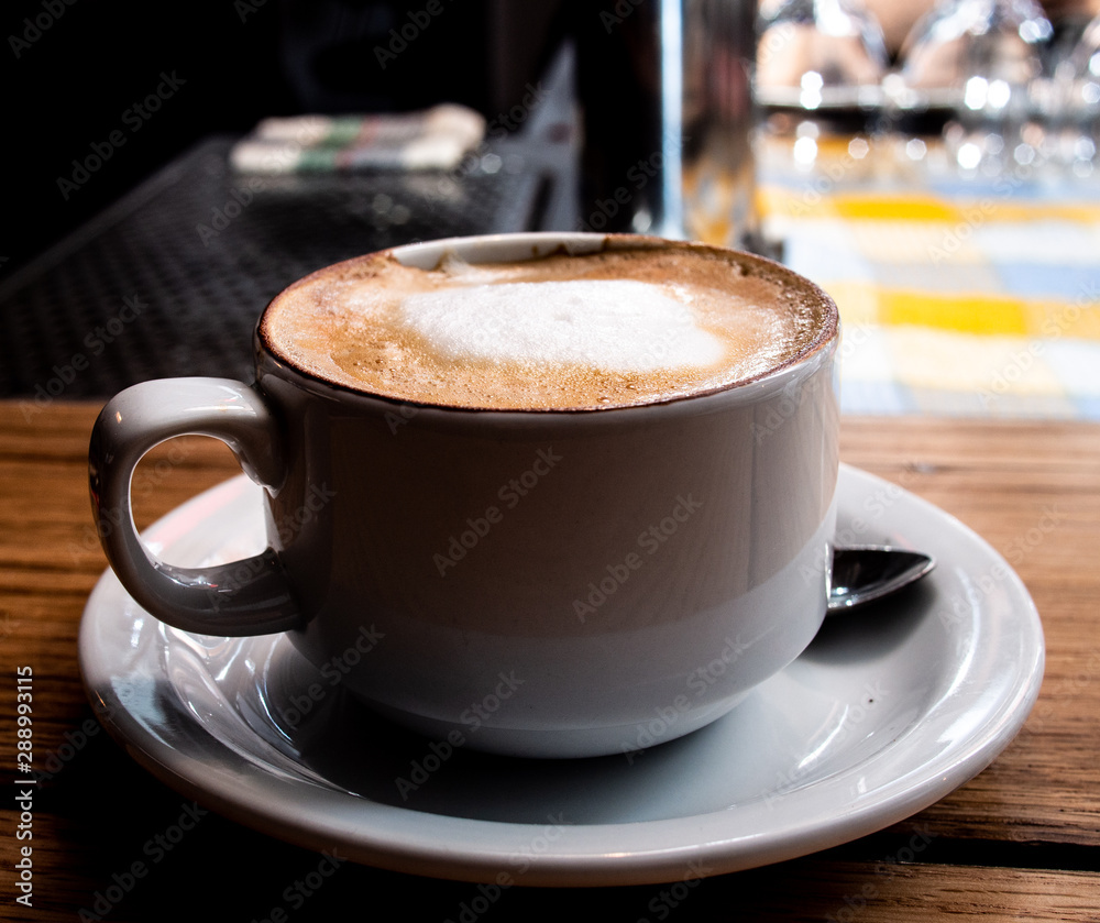 Fototapeta premium café sombre contrasté avec tasse classique