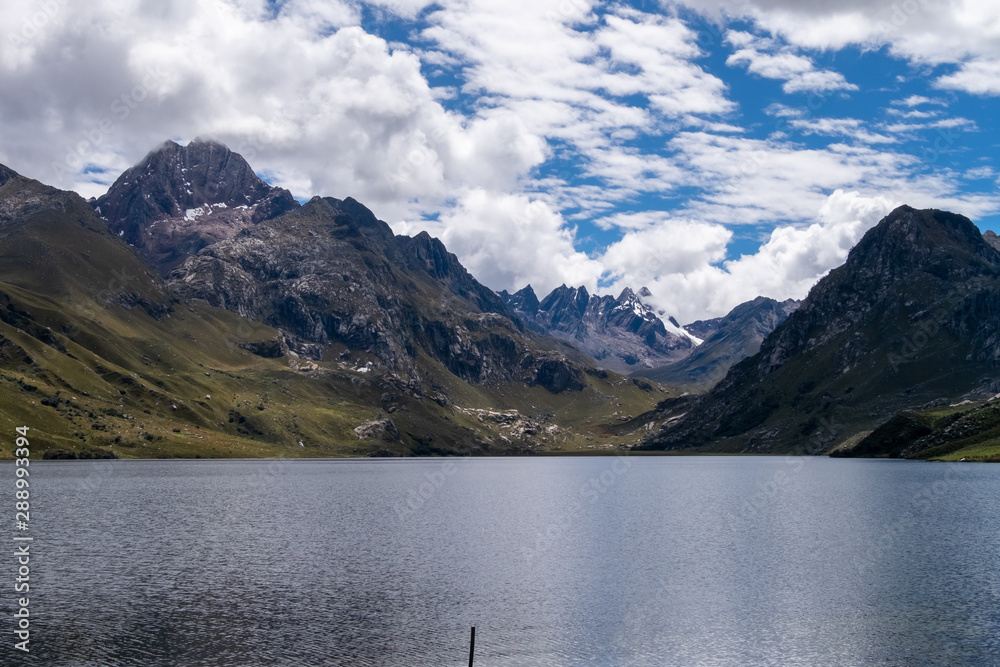 Laguna entre las montañas de Perú Suramerica