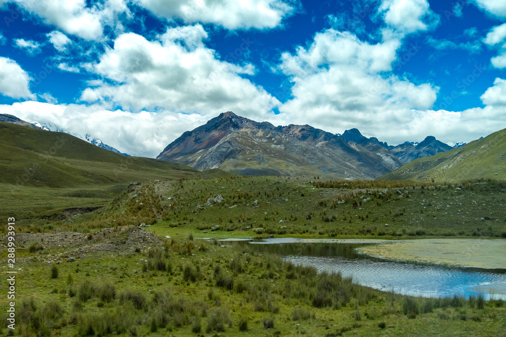 Montañas con cielos nublados en Huaraz Ancash Peru