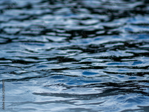 vagues dans un lac en plan rapproché