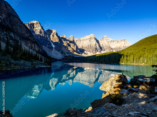 lac avec réflection des montagnes derrière