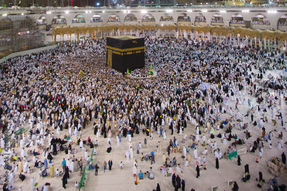 Obraz premium Kaabah Saudi ARABIA-April 2018: Muslim from all around the world walking around the Kaabah, Makkah Saudi ARABIA. makkah nigth background.