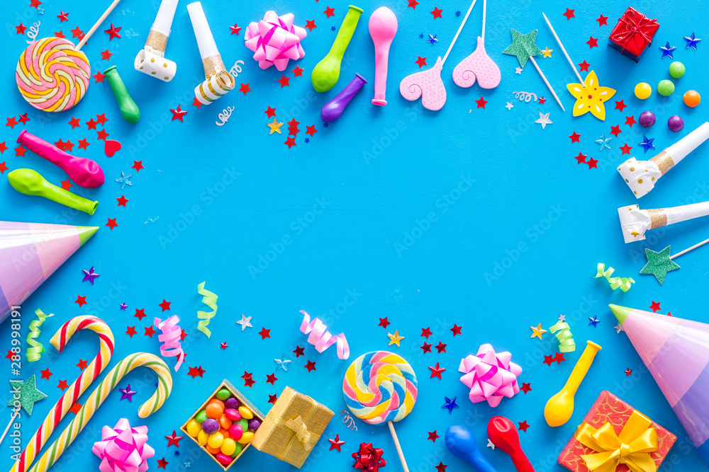 Fototapeta premium Decoration for party frame on blue background top view mock up
