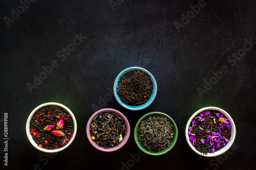 Dry leaves of herbal tea frame on black background top view mock-up © 9dreamstudio