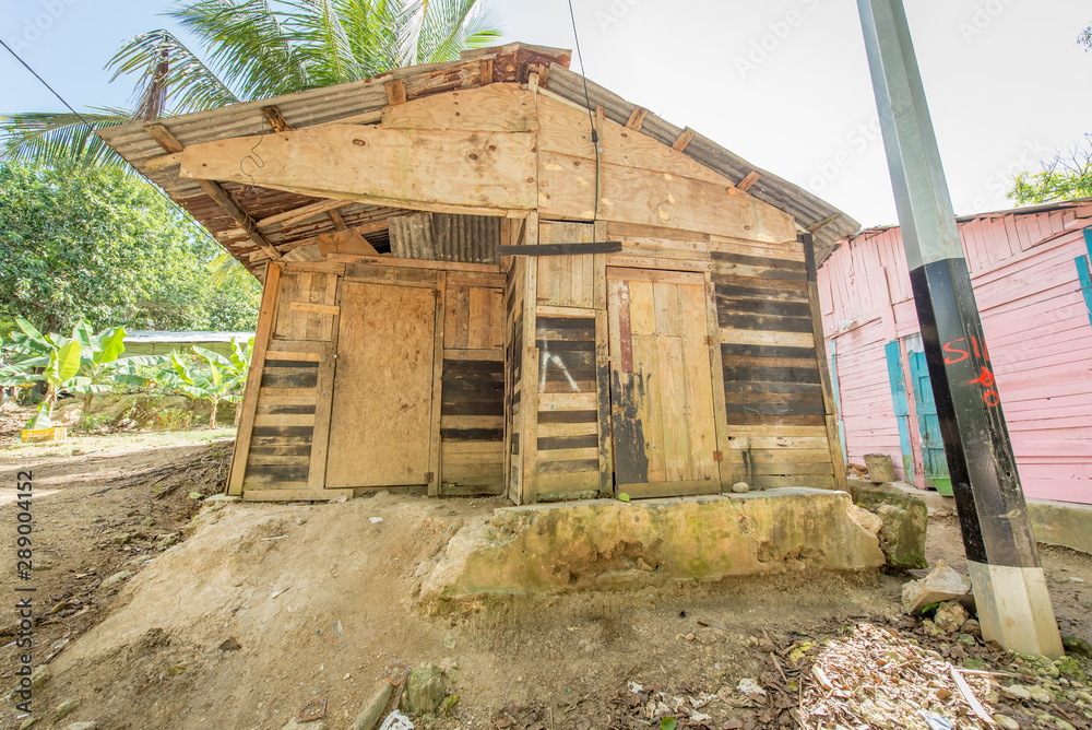 House Built with Leftover Wood with Waste in the Neighborhood House Built with Leftover Wood with Waste in the Neighborhood