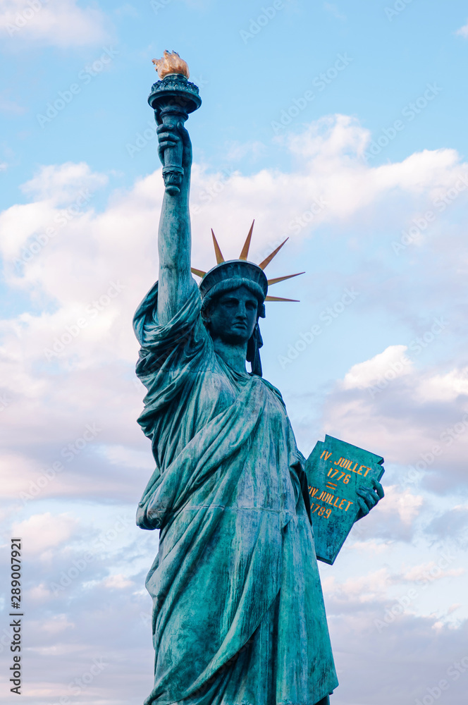 Fototapeta premium Statue of Liberty at Odaiba Tokyo. replica of original monument in New York