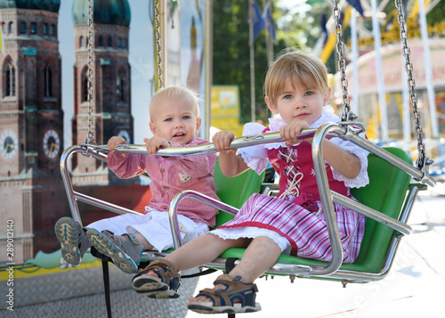 Kinder im Kettenkarusell photo