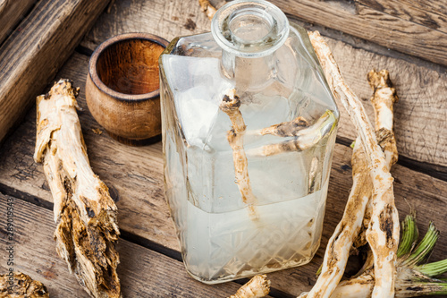 Canvas-taulu Alcoholic tincture on horseradish