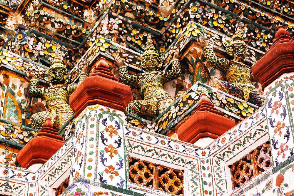 Φωτογραφία Statues of demons guardians in Wat Arun (Temple of Dawn), locally known as Wat C