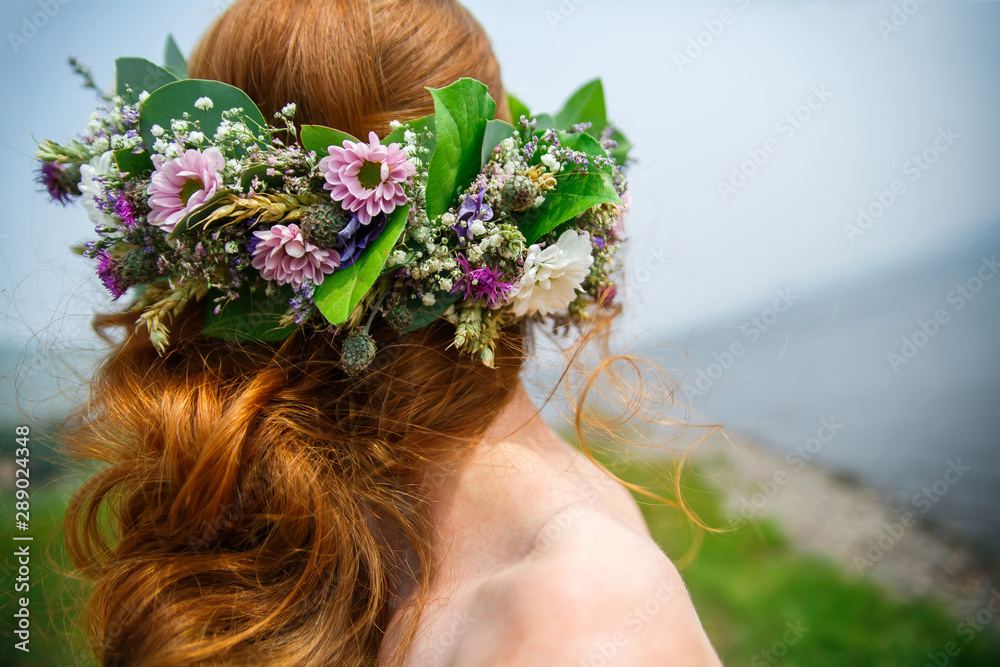 Naklejka premium a wreath of wild flowers on the head for the bride