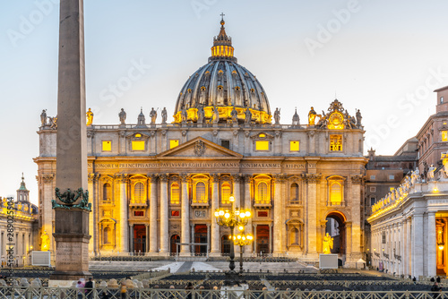 Watykan nocą. Podświetlana kopuła bazyliki św. Piotra i placu św. Piotra na końcu Via della Conciliazione. Rzym, Włochy