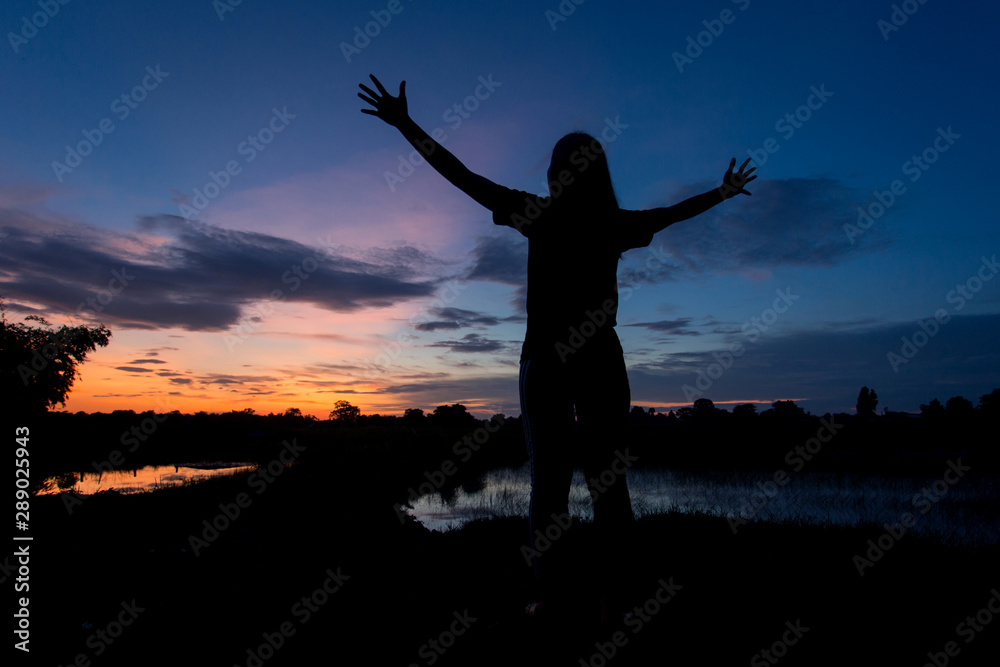 Photo Silhouette woman feeling beautiful evening.