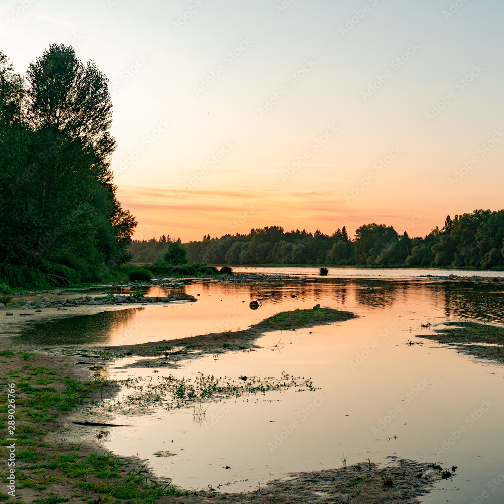 Φωτογραφία picturesque and calm summer evening sunset on the Loire River in France