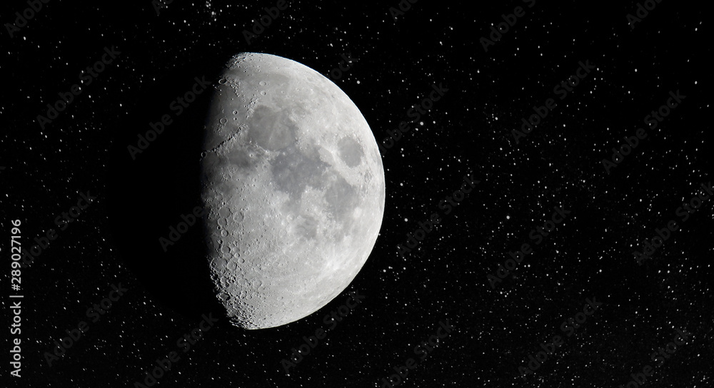 Fototapeta Lune dans ciel étoilé, détails des cratères sur la surface, demi-lune
