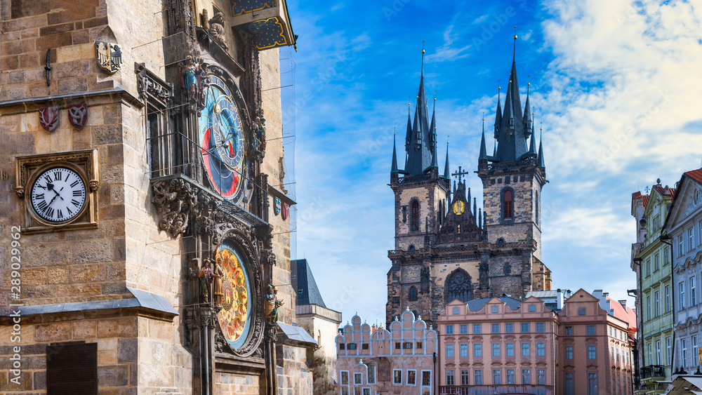 Obraz premium Astronomical clock in the old square of Prague with the church of the Virgin Mary of Tyn