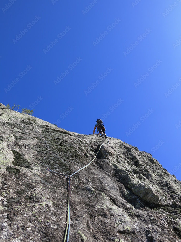 alpiniste grimpeur qui escalade en montagne sur une paroi