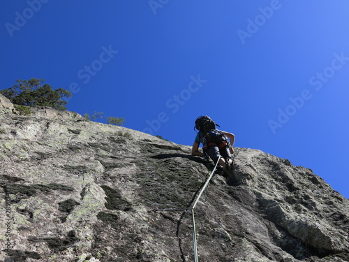 grimpeur alpinsite avec casque qui escalade