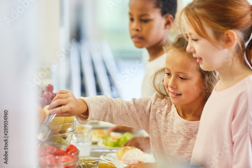 Kinder holen Essen am B  ffet der Cafeteria