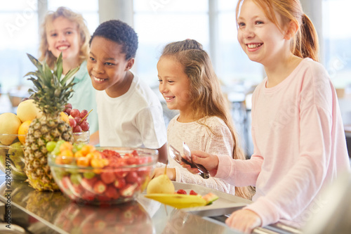 Kinder nehmen sich gesundes Obst