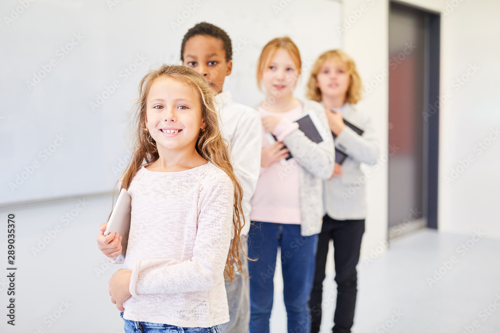 Obraz premium Schüler einer Grundschule mit Tablet Computer