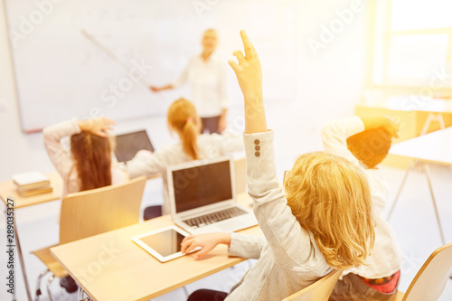 Schüler lernen mit Computer in Grundschule photo