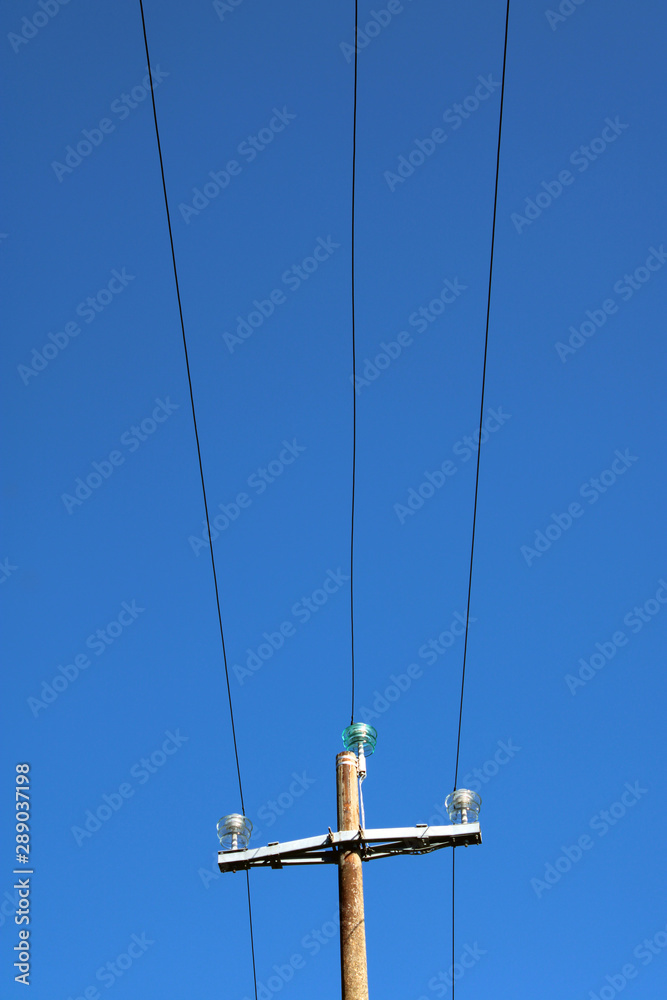 Cavi elettrici e traliccio a croce con cielo Cavi elettrici e traliccio a croce con cielo