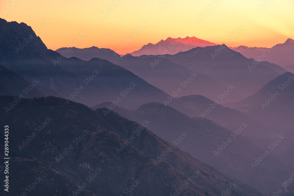 Monte Rosa bei Sonnenuntergang im Herbst