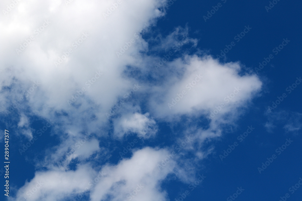 Obraz premium fluffy cumulus clouds and blue sky