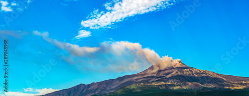 Φωτογραφία Overview of Mount Etna in Sicily during an eruption
