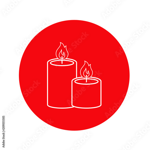 Icono plano lineal velas encendidas en círculo color rojo