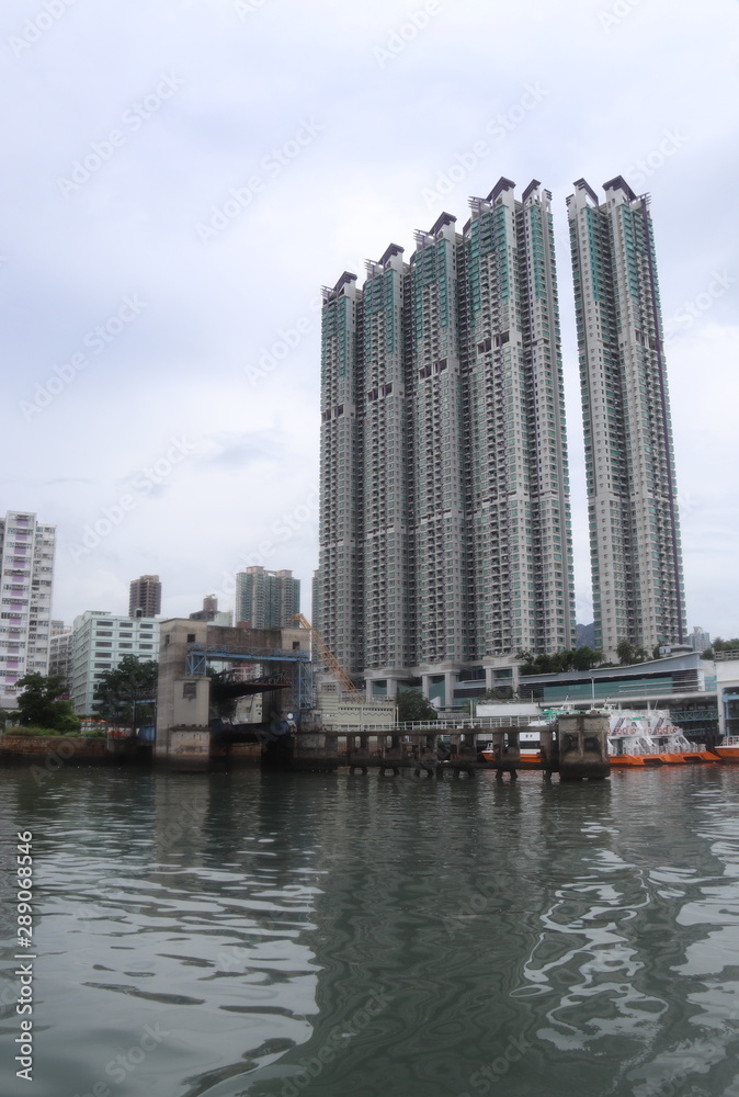 Tours d'habitations sur la baie de Hong Kong	