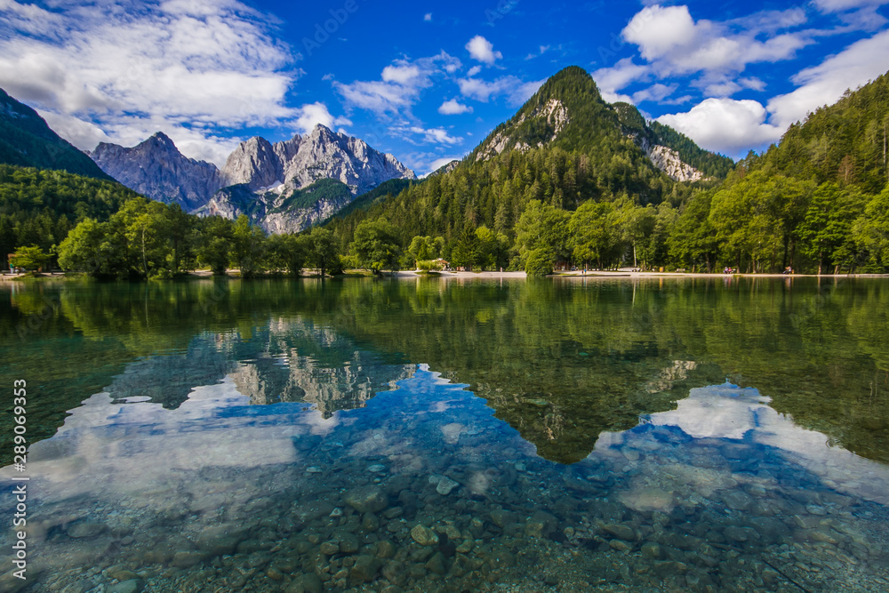 Riflessi su uno splendido lago alpino in Slovenia