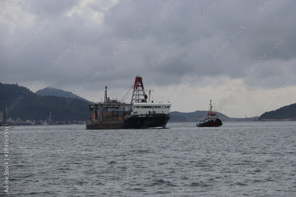 Bateau cargo sur la baie de Hong Kong	