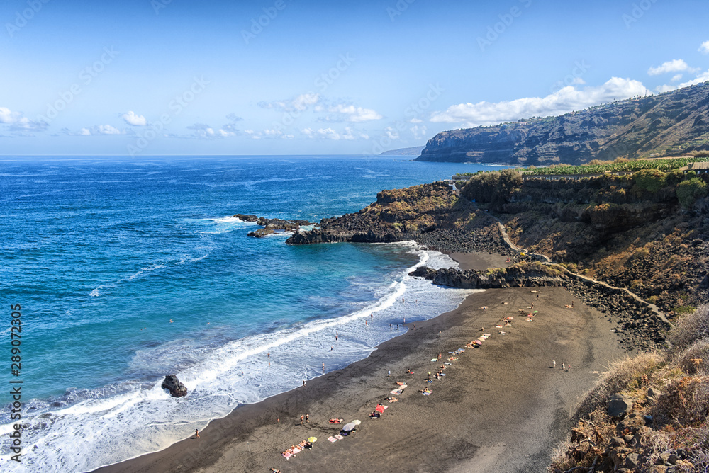 Fototapeta premium 2019/09/04 La Orotava, Spanien. Aufnahmen am Playa de el Bollullo. Einer der schönsten schwarzen Sandstrände Teneriffas. Ein Geheimtipp für Einheimische und Urlauber.