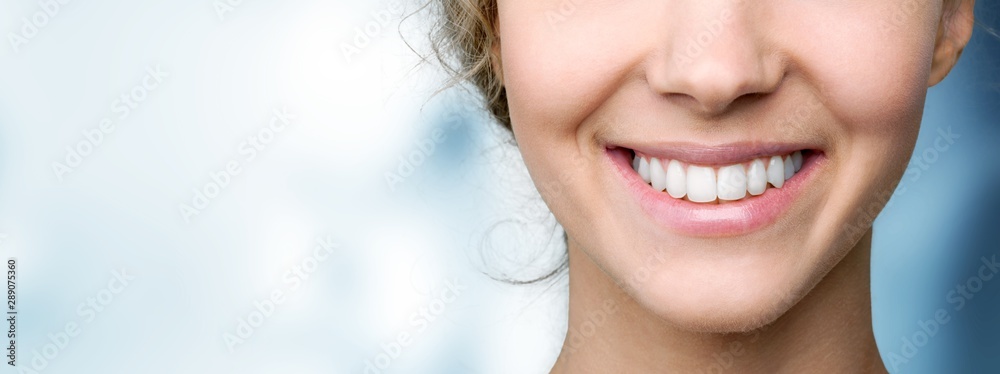 Plakat Piękny szeroki uśmiech młodej świeżej kobiety z wielkimi zdrowymi białymi zębami. Pojedynczo na tle