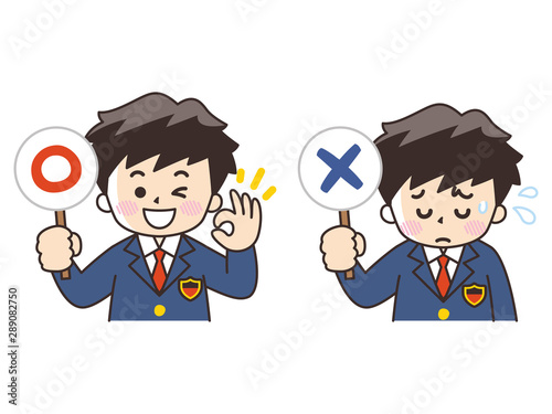 中高生の男子と○×の札