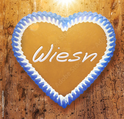 Lebkuchenherz auf einem Hintergrund aus altem Holz