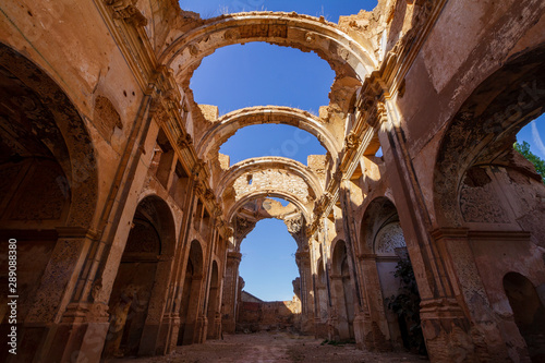 Interior de una iglesia en ruinas