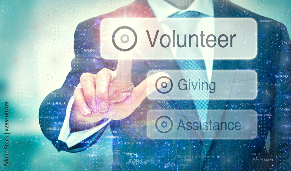Fototapeta premium Biznesmen wybierający przycisk „Wolontariusz” na futurystycznym wyświetlaczu z napisaną na nim koncepcją.